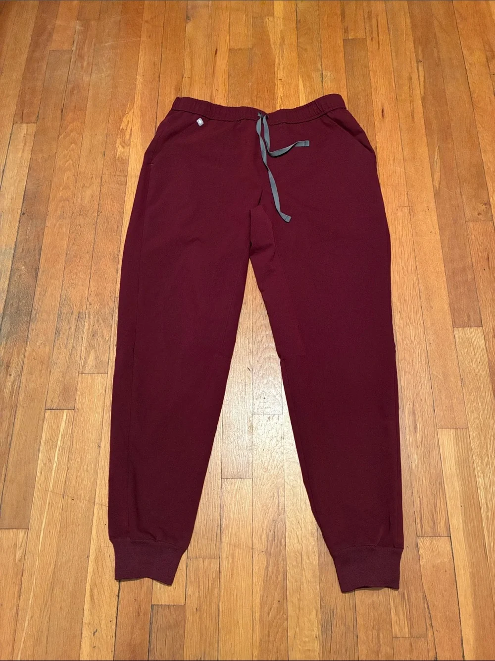 Figs Tansen Jogger Scrub Pants in Burgundy, Men’s size Large